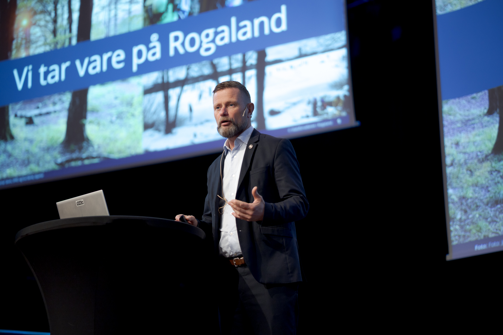 En mann som står foran en skjerm