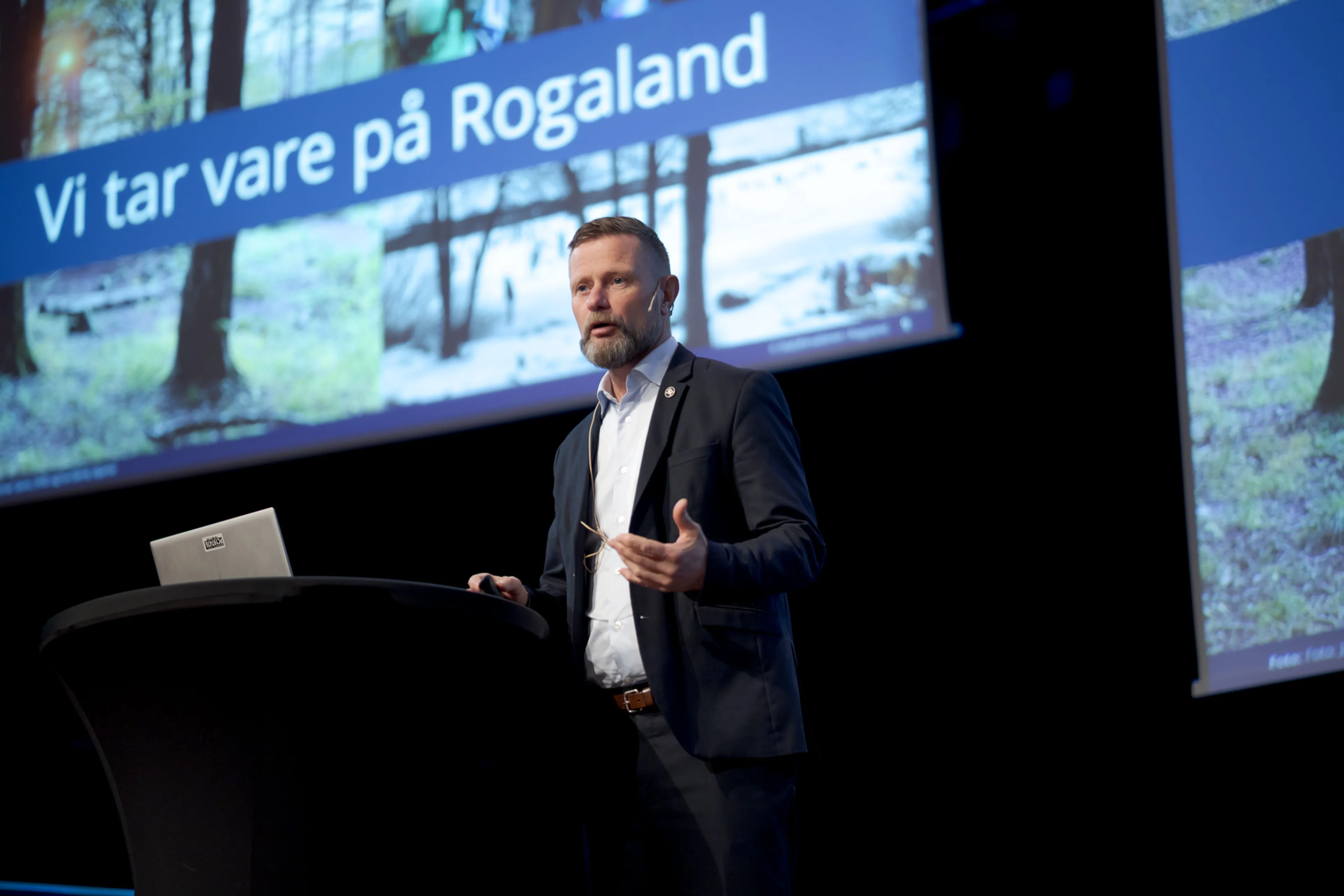 En mann som står foran en skjerm