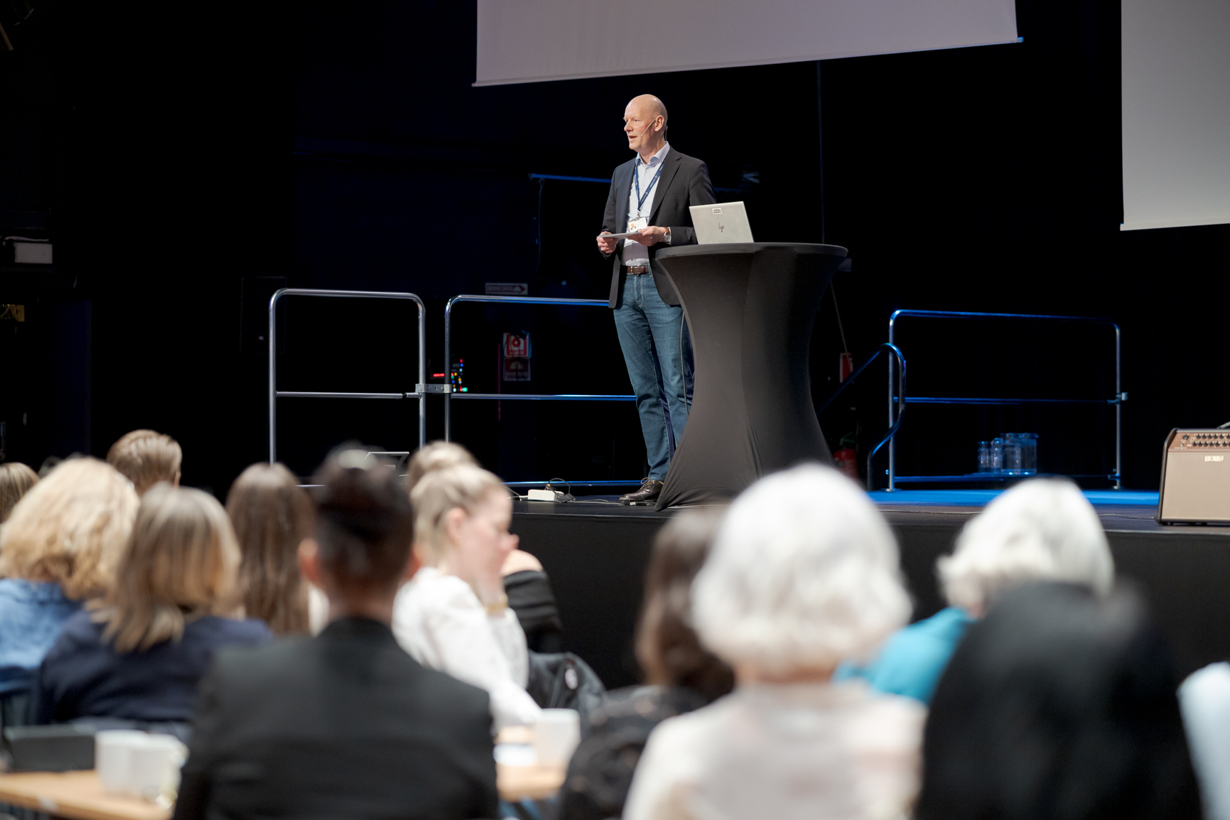 En mann som står på en scene