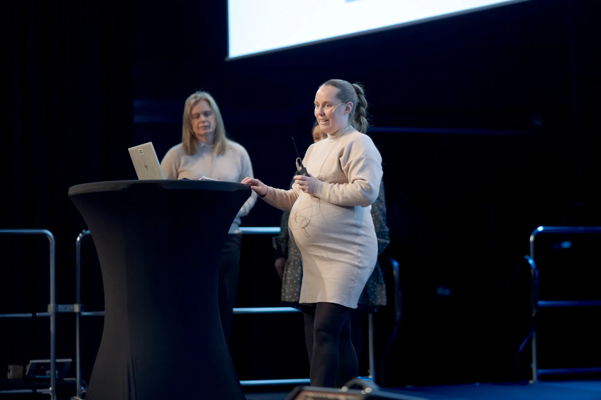 En person som står foran et podium med en mikrofon