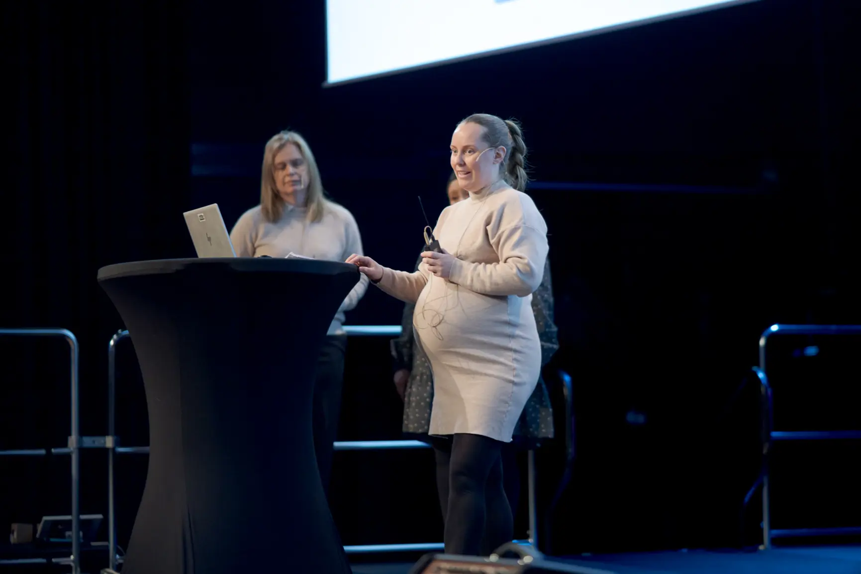 En person som står foran et podium med en mikrofon