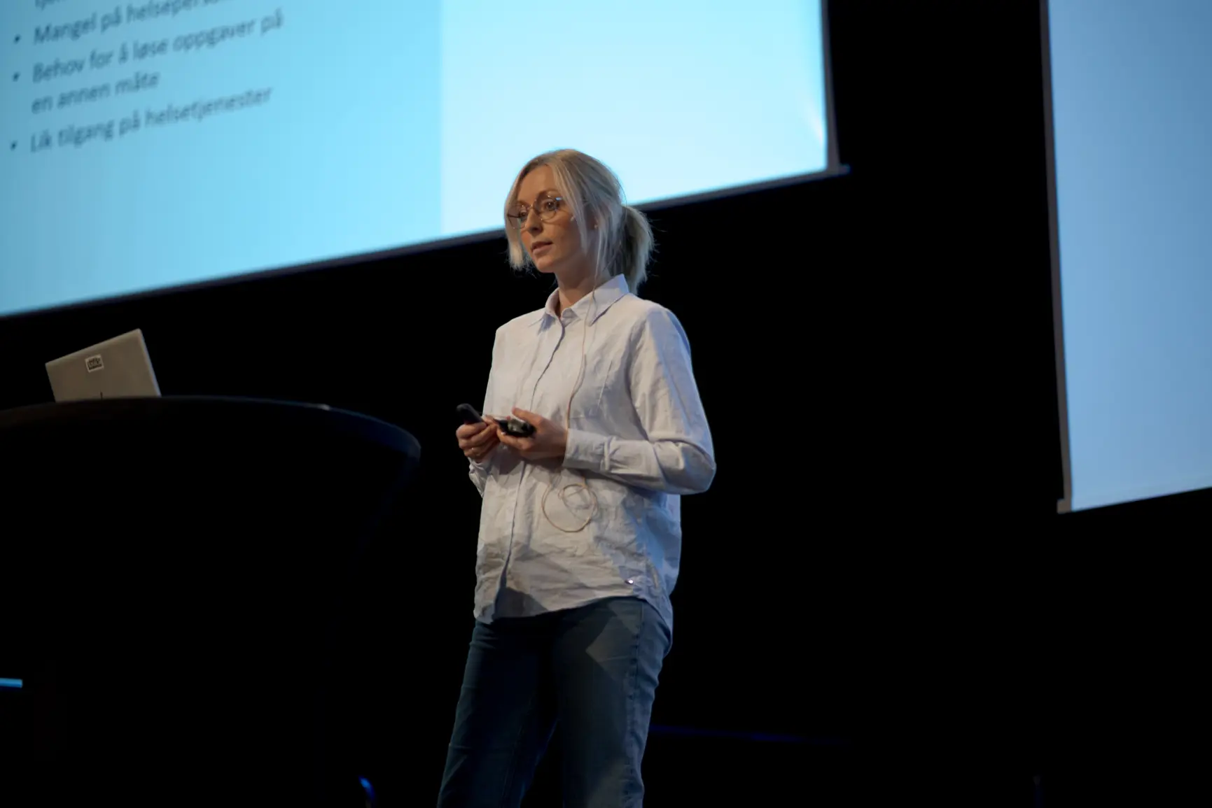 En mann som står foran en skjerm