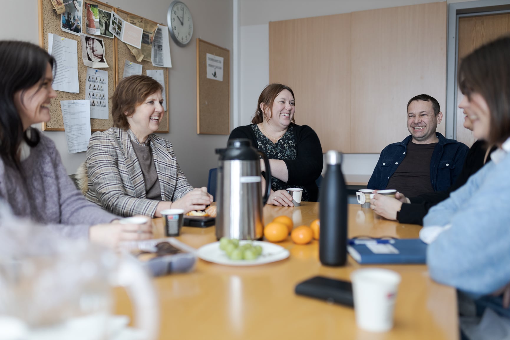 En gruppe mennesker som sitter rundt et bord