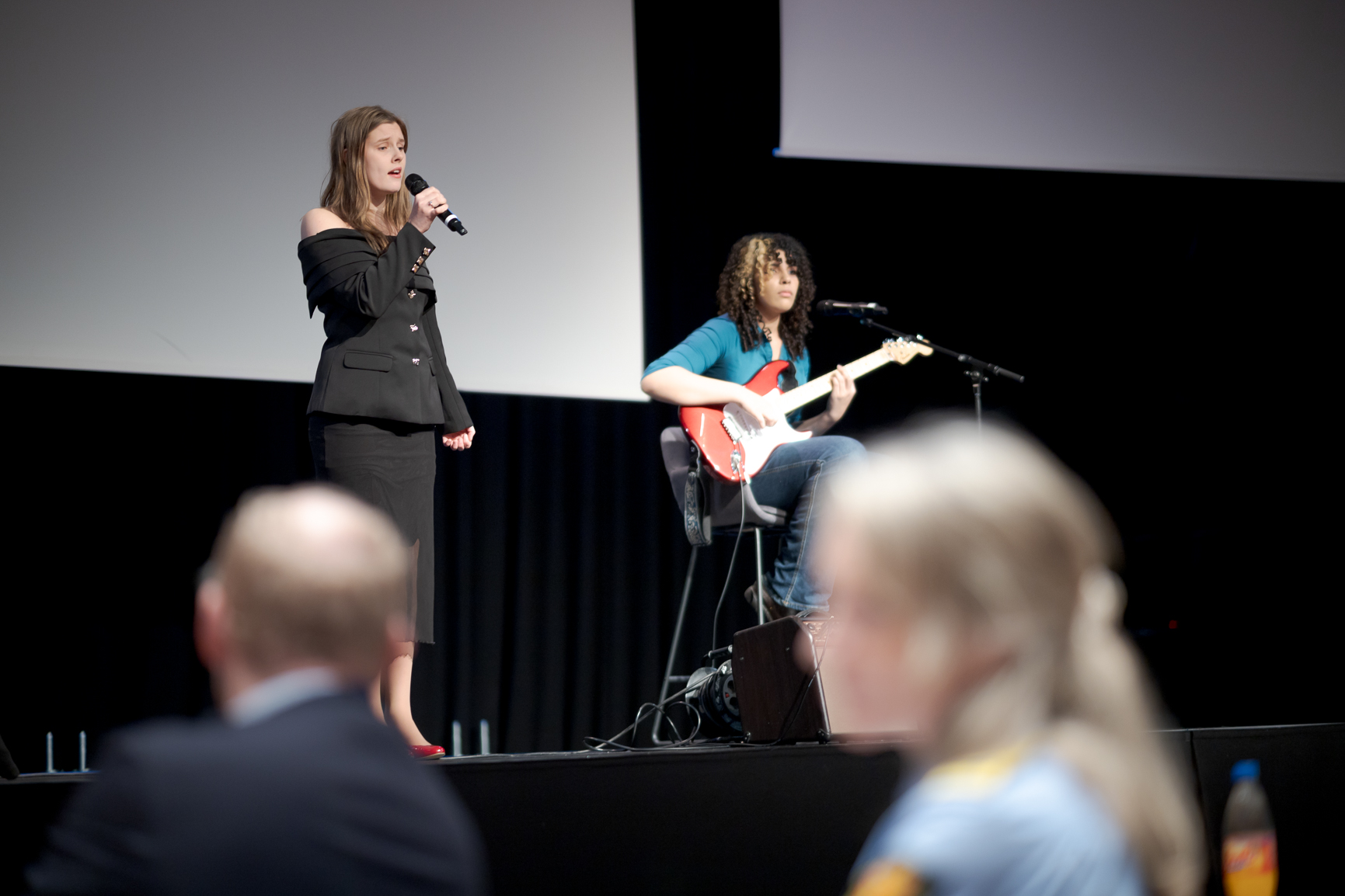 En person som synger inn i en mikrofon