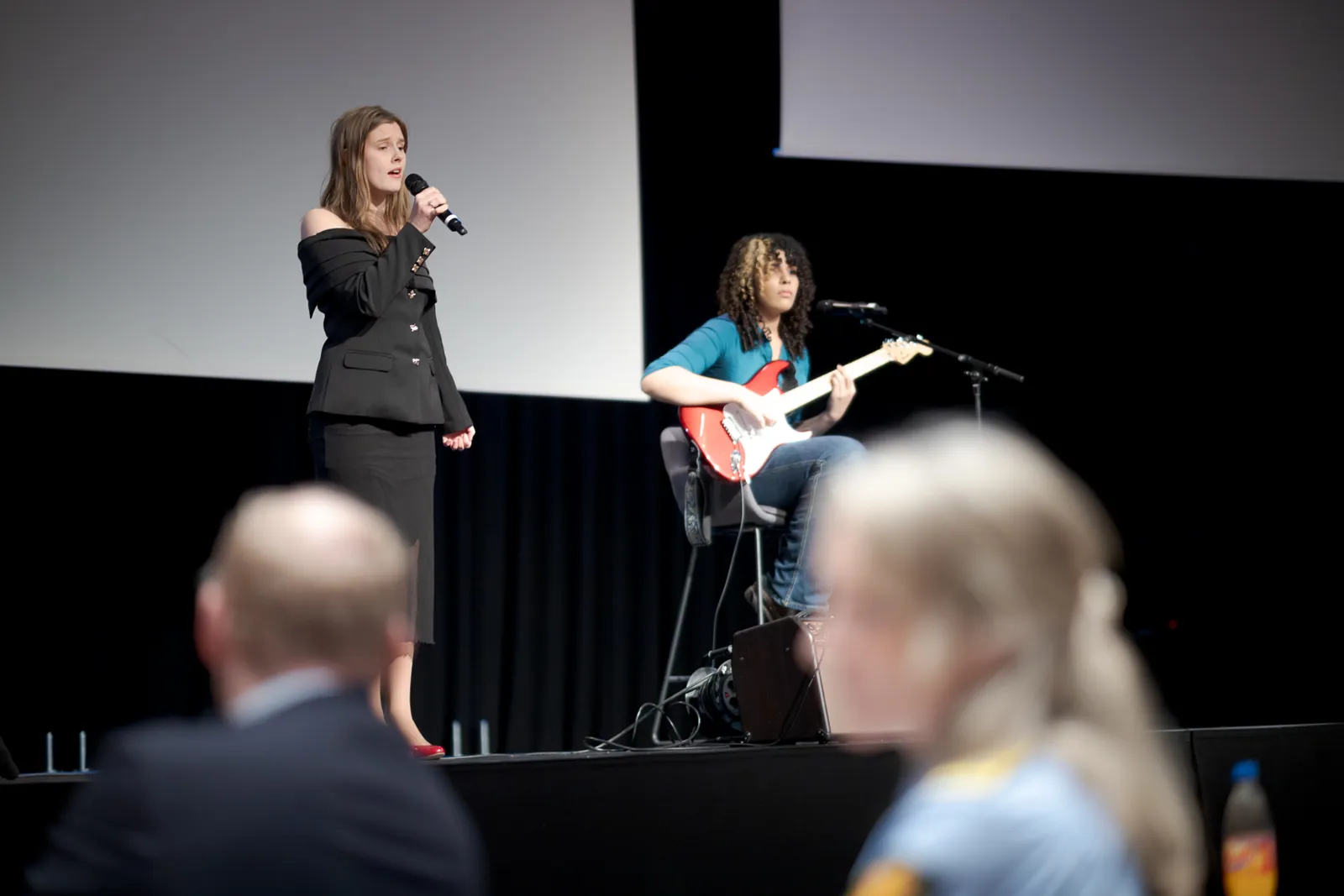 En person som synger inn i en mikrofon