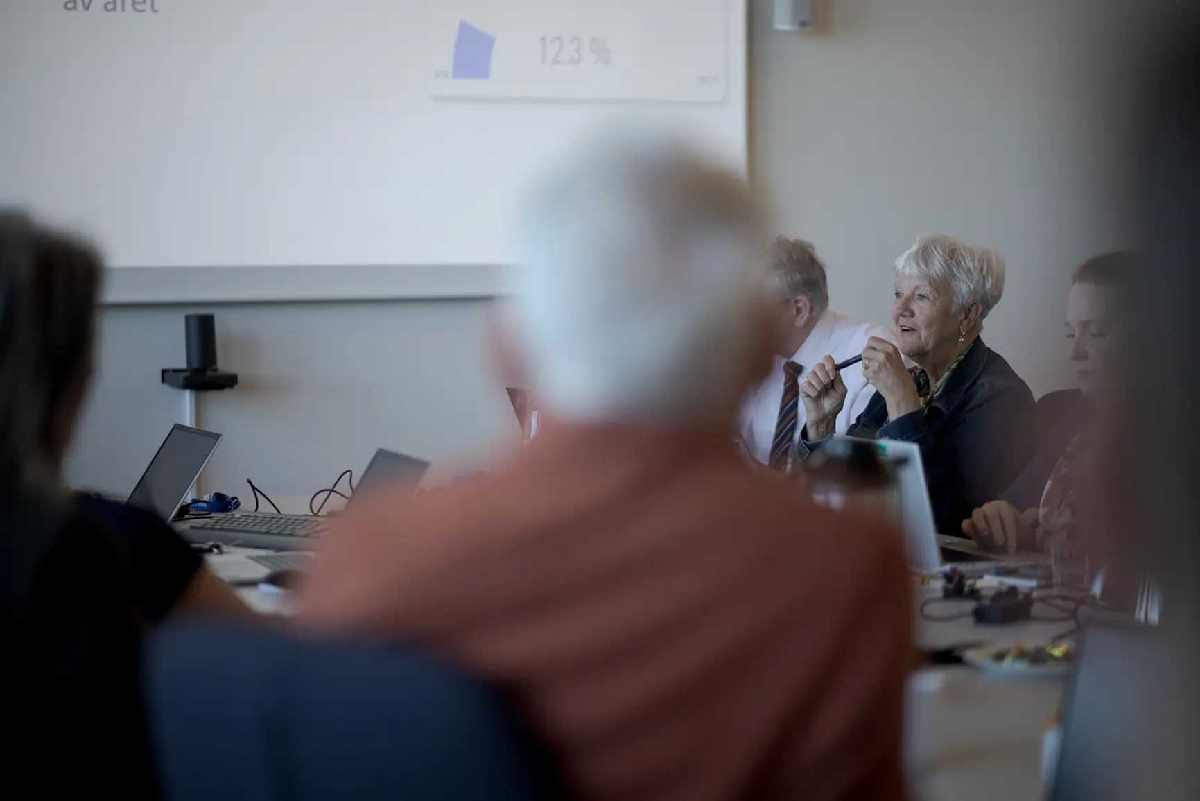 En gruppe mennesker som sitter ved et bord