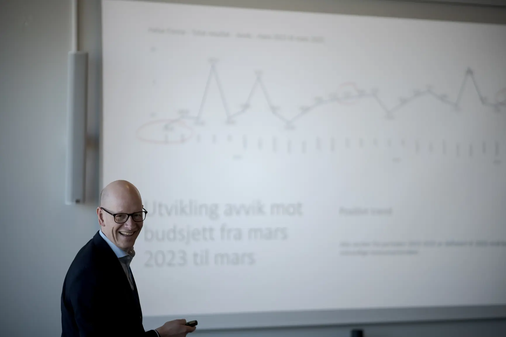 En person som står foran en tavle