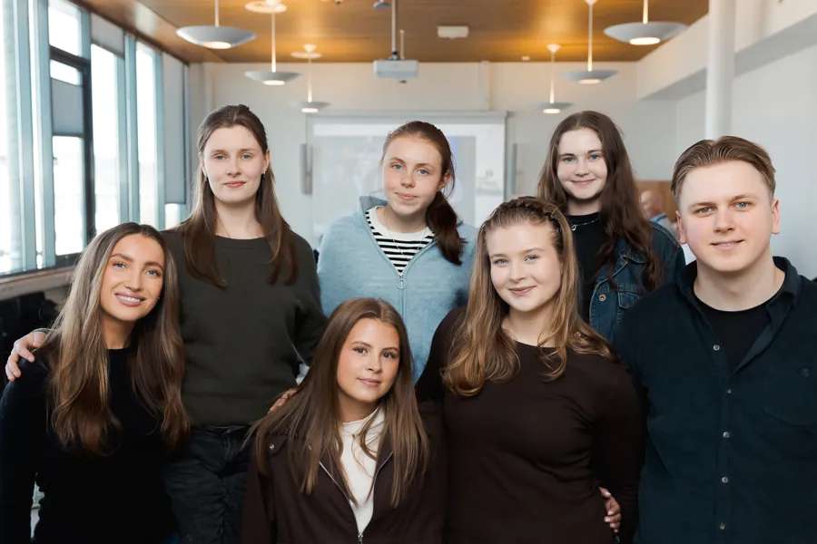 En gruppe mennesker som poserer for et bilde