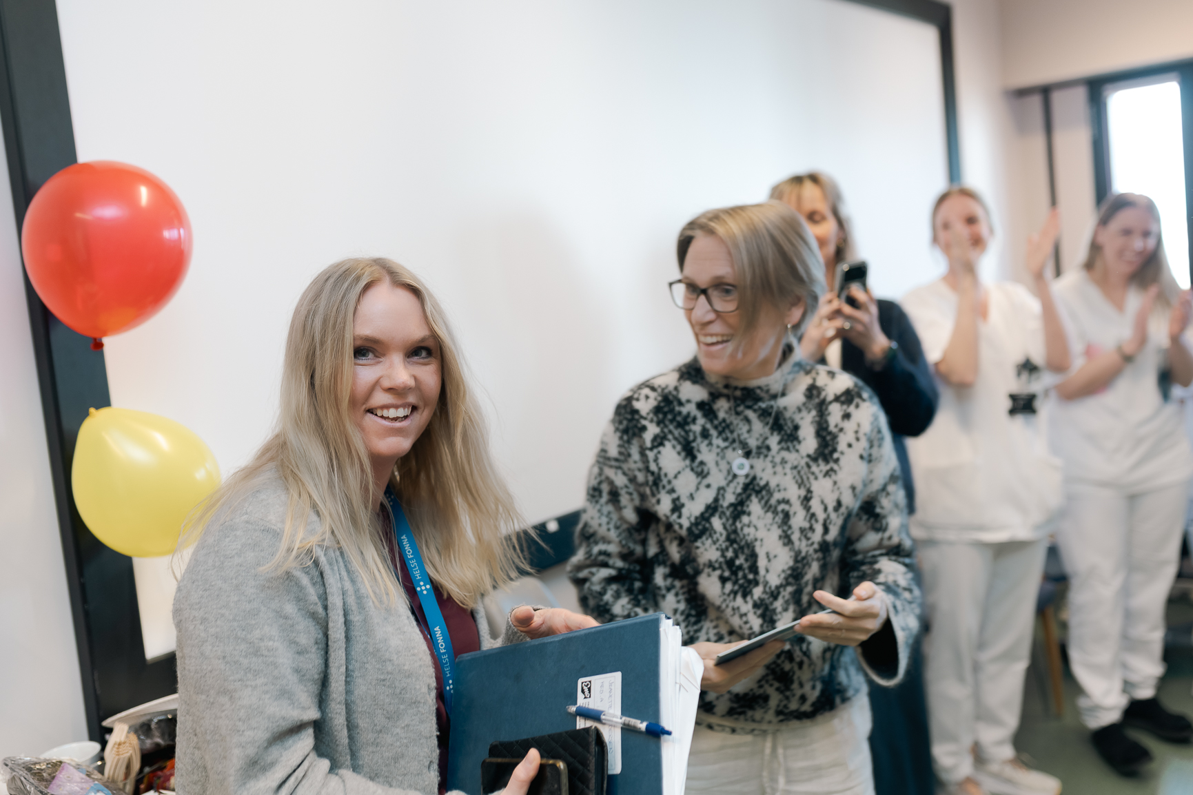 Kvinner i et rom med ballonger