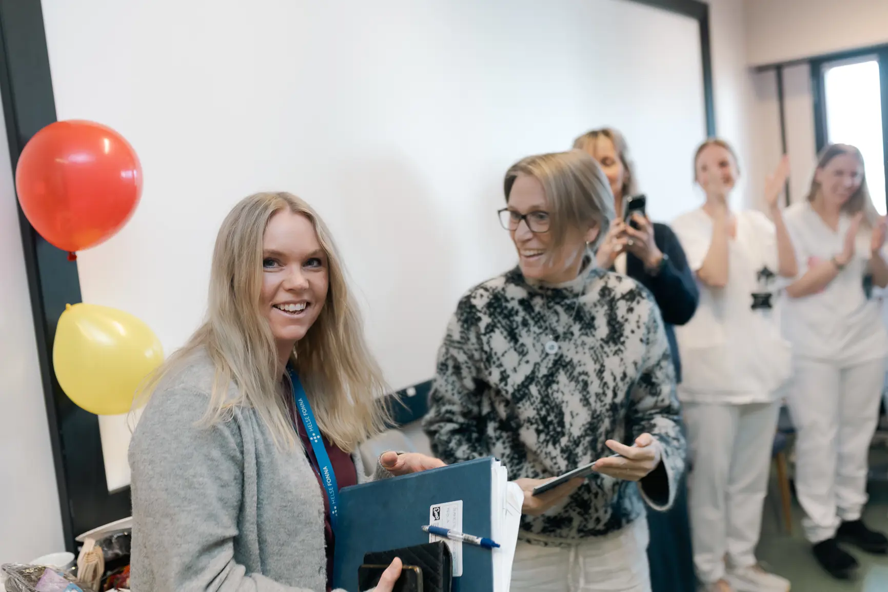 Kvinner i et rom med ballonger