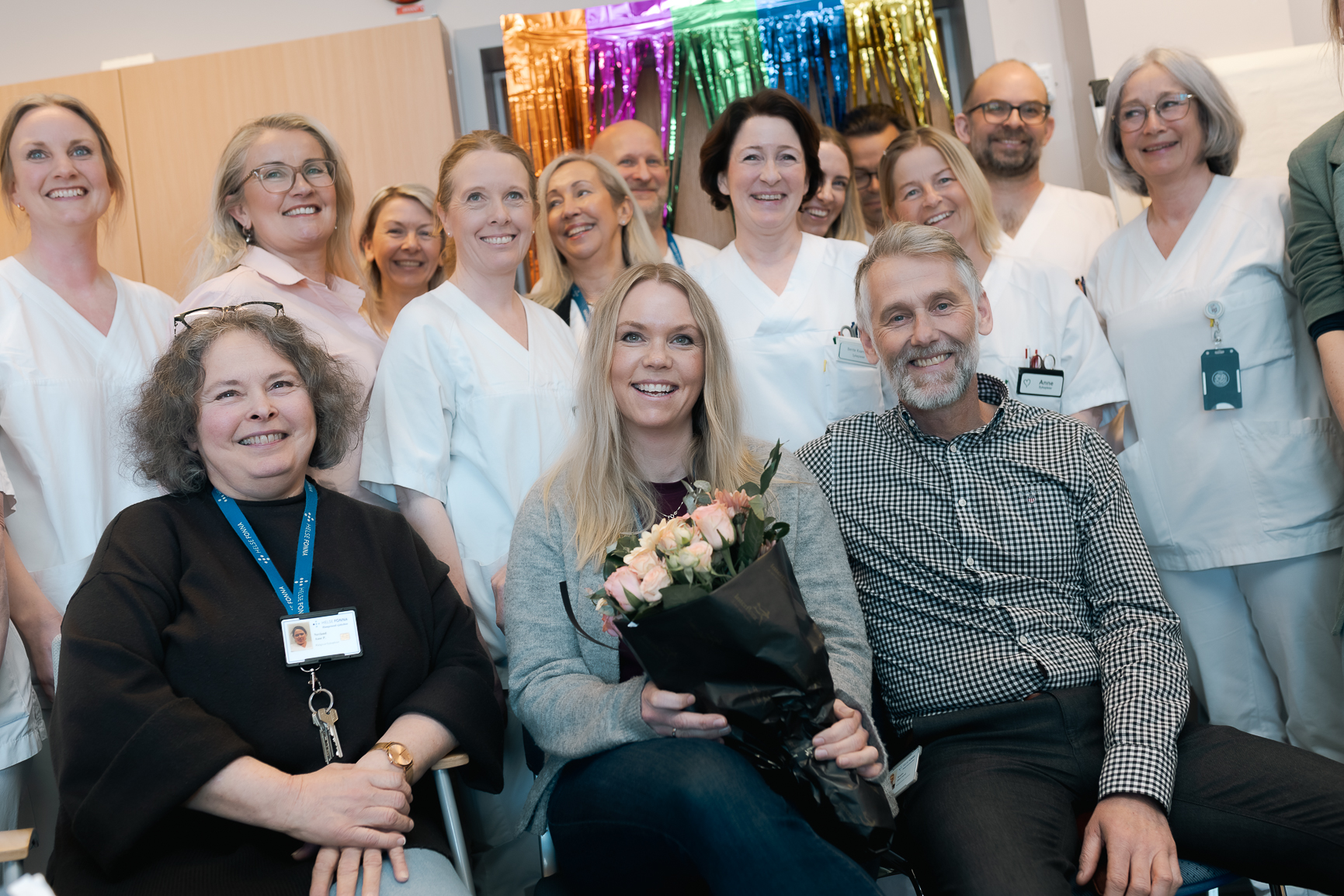 En gruppe mennesker som poserer for et bilde