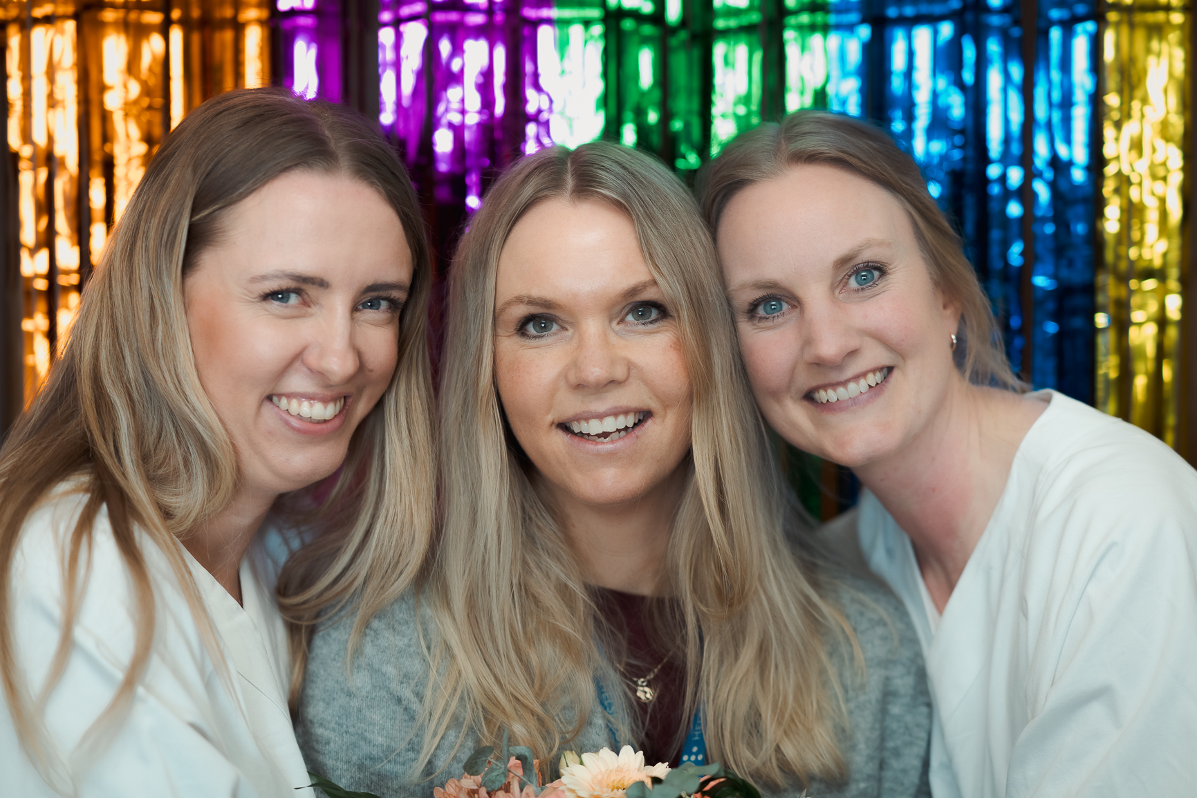 En gruppe kvinner som smiler