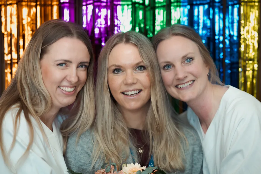 En gruppe kvinner som smiler