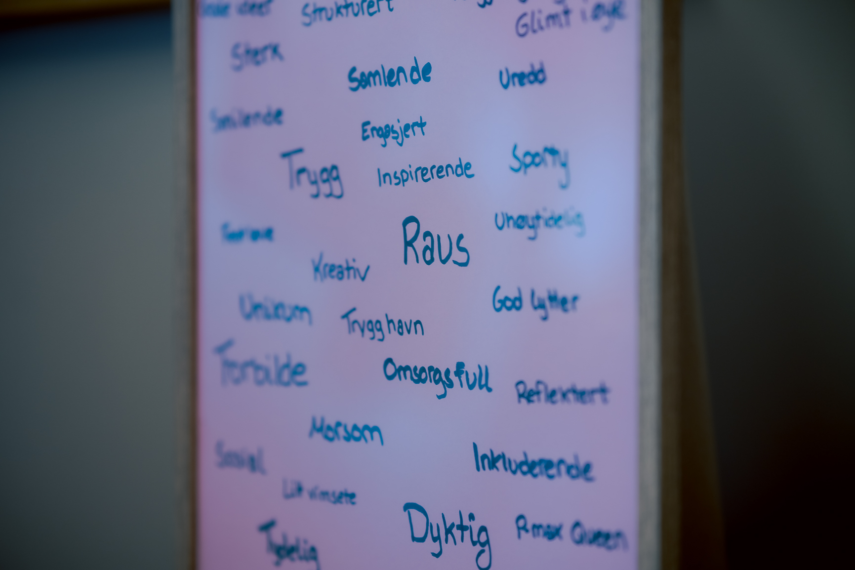 En whiteboard med skrift på