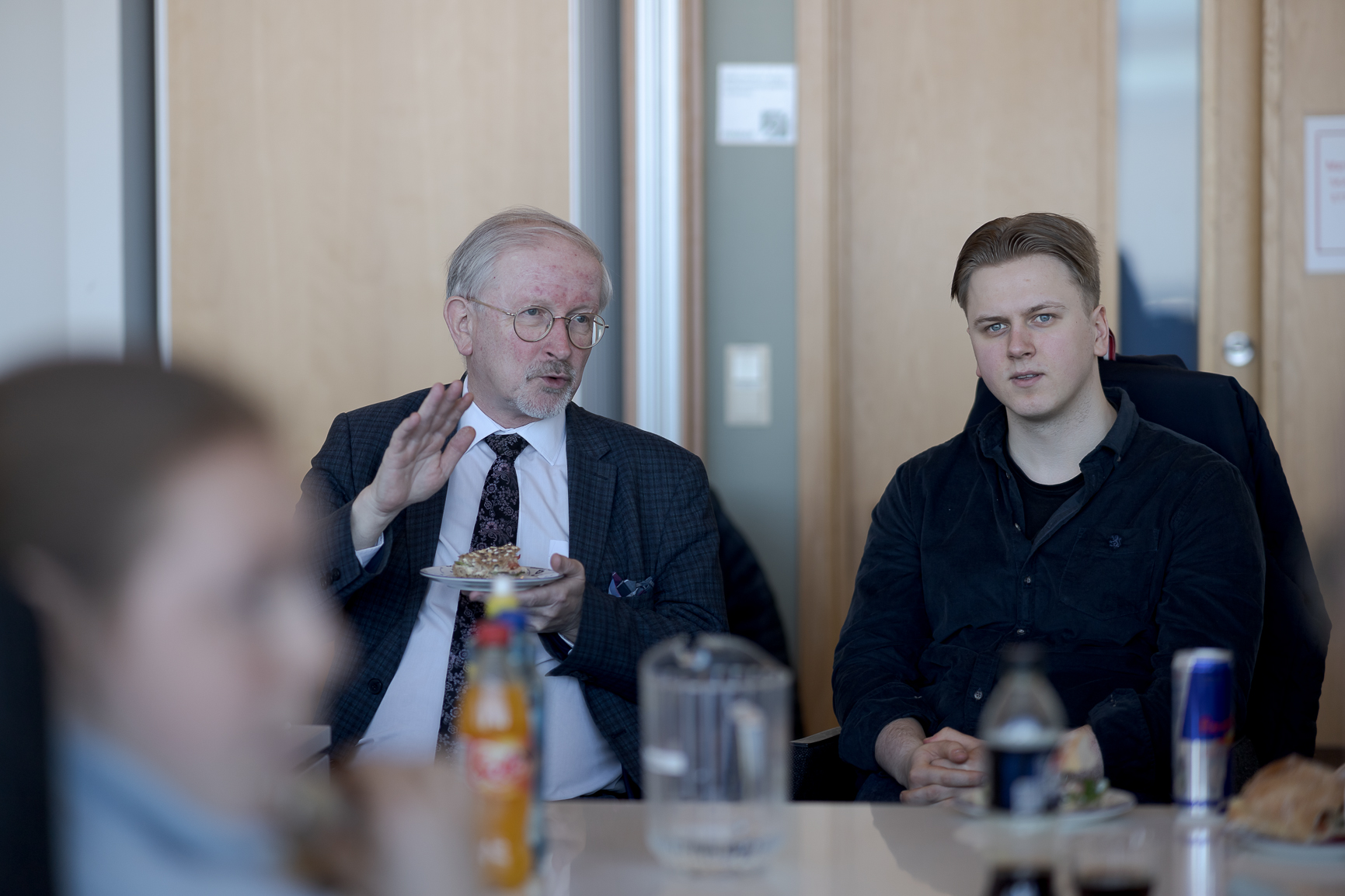 En gruppe mennesker som sitter ved et bord