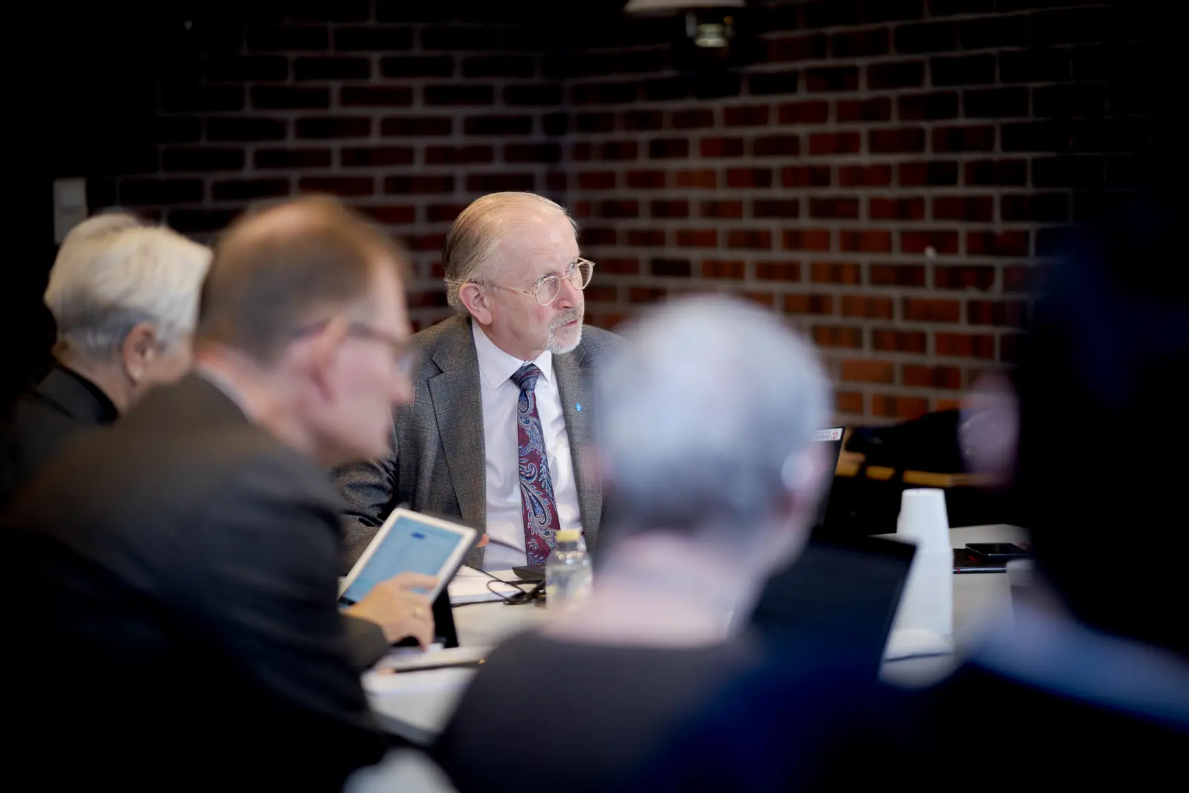 En gruppe menn som sitter i et rom