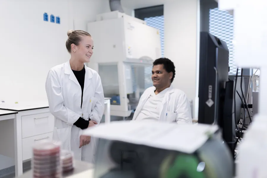 En mann og en kvinne i et laboratorium
