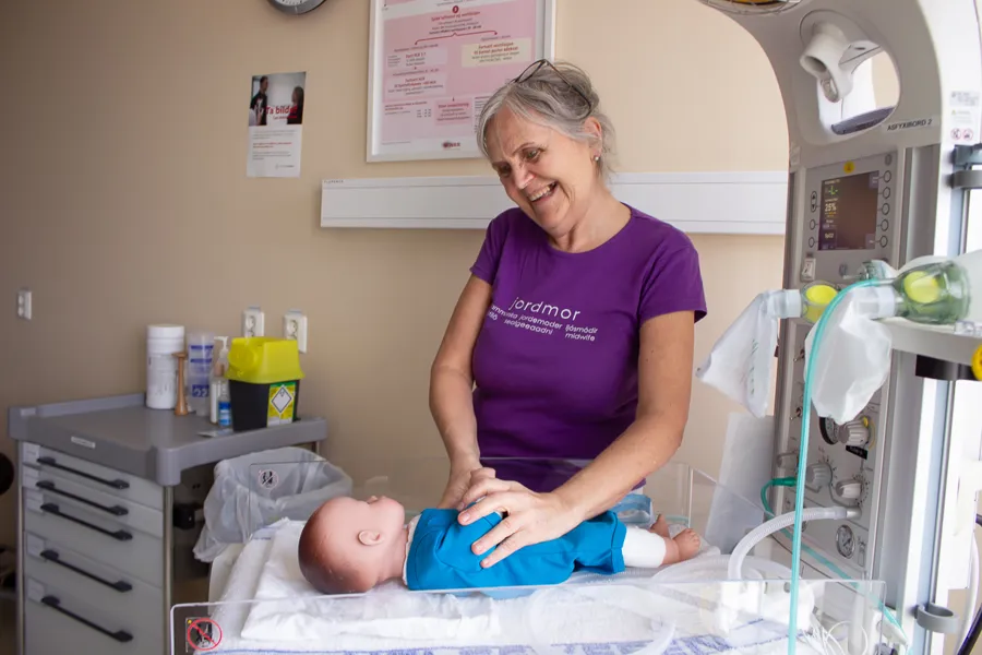 En person som holder en baby