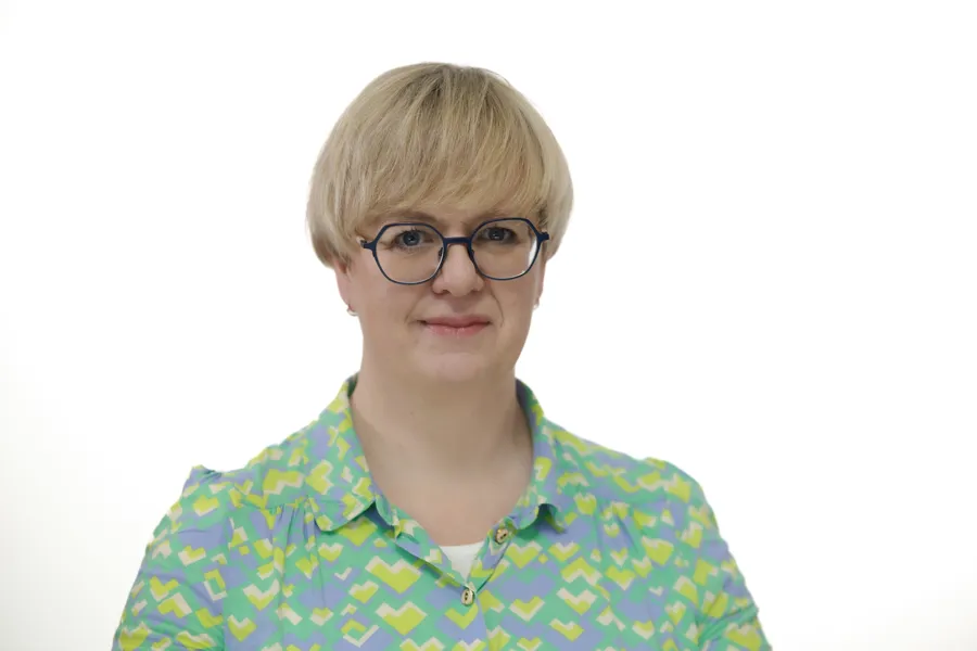 En person som bruker briller