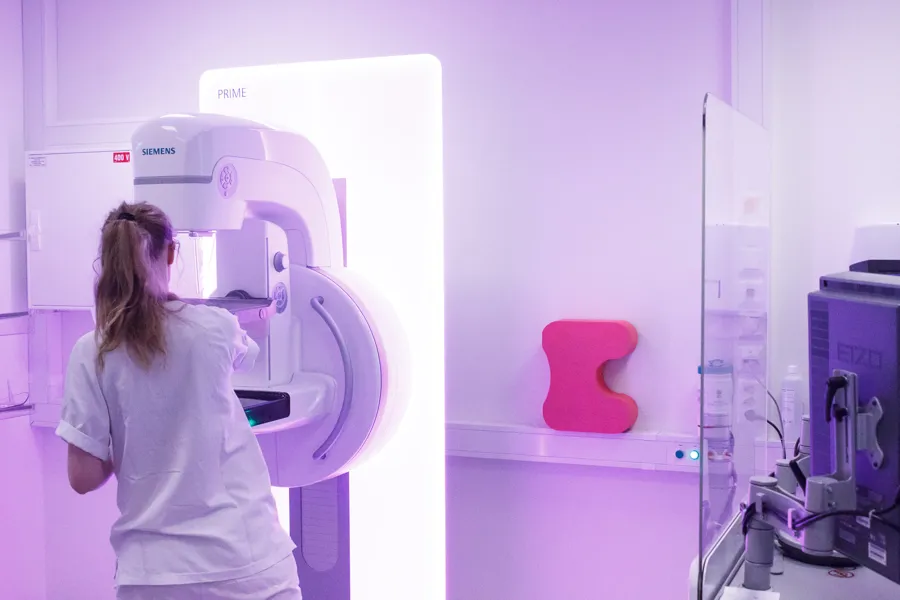 En person som ser på en maskin