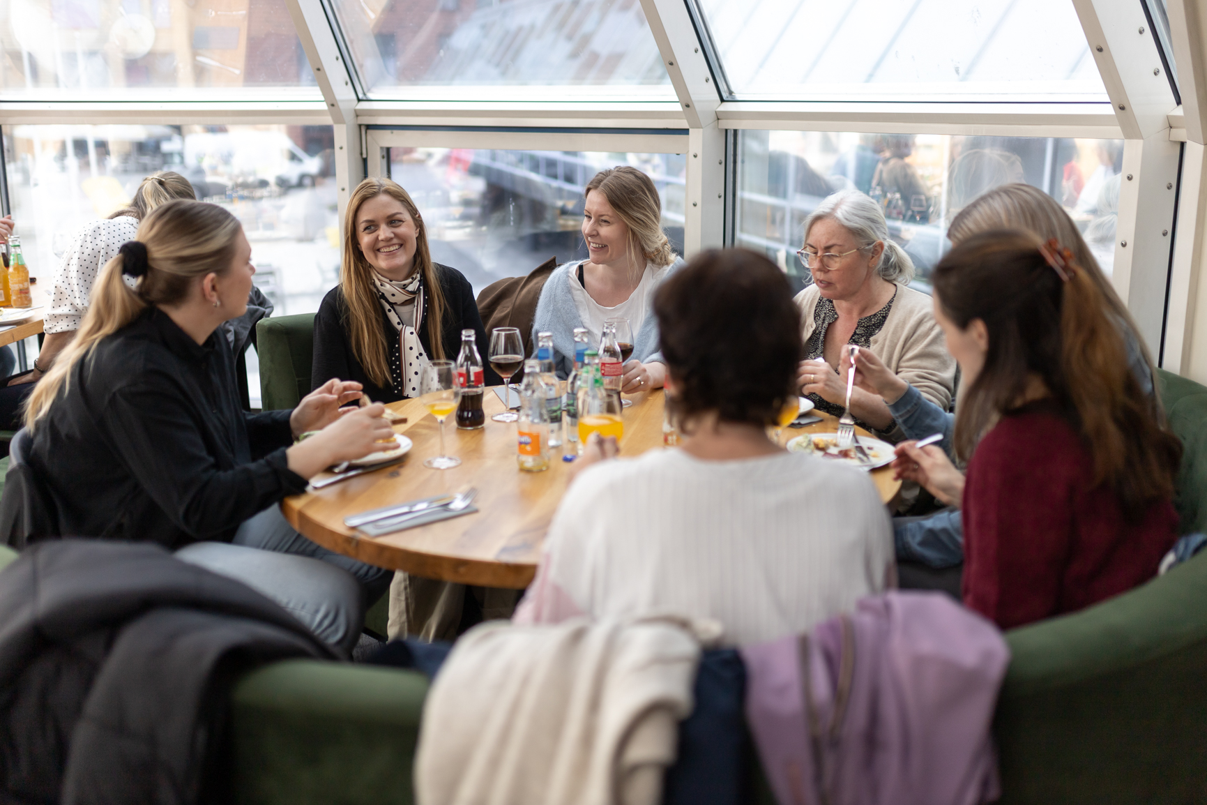 En gruppe kvinner som sitter rundt et bord