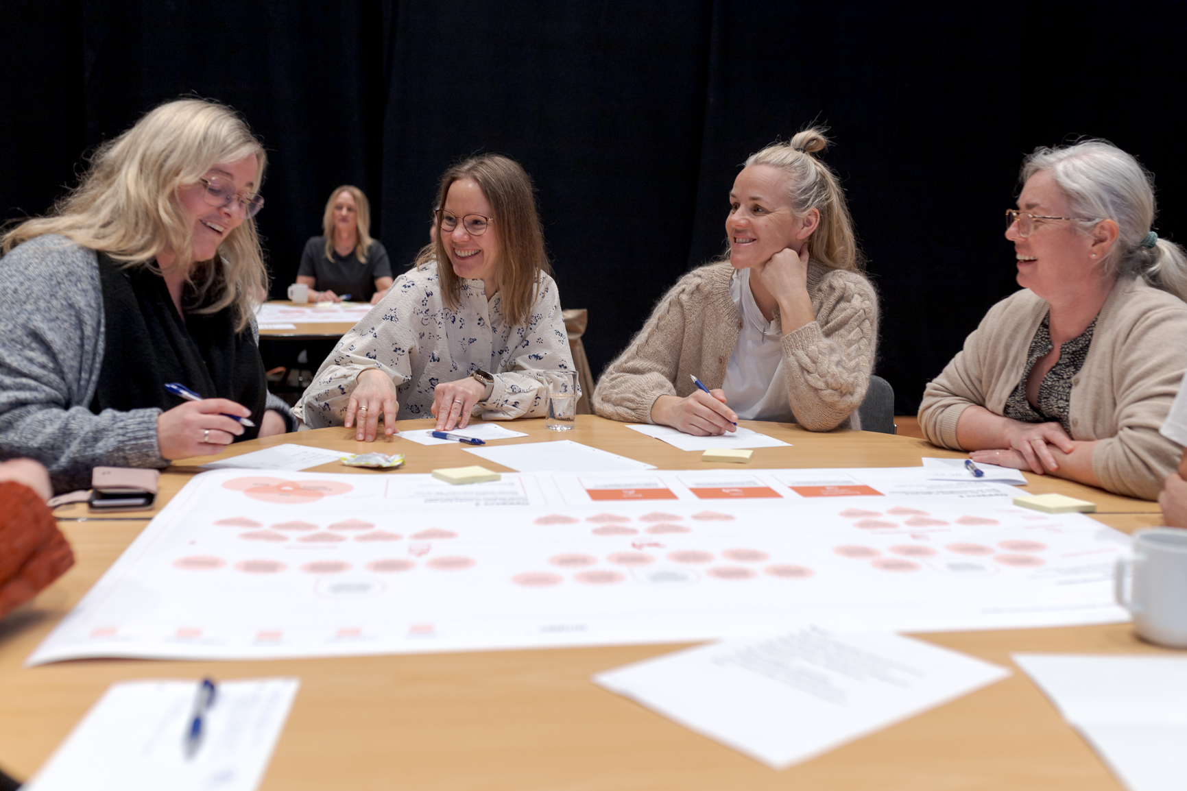 En gruppe kvinner som sitter ved et bord