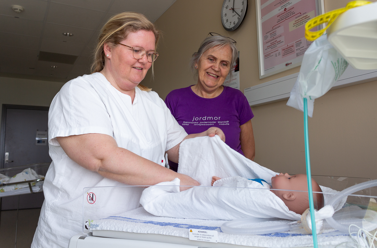 En person som holder en baby