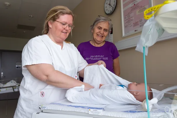 En person som holder en baby