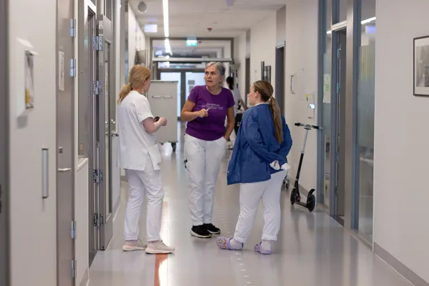 En gruppe kvinner i en gang