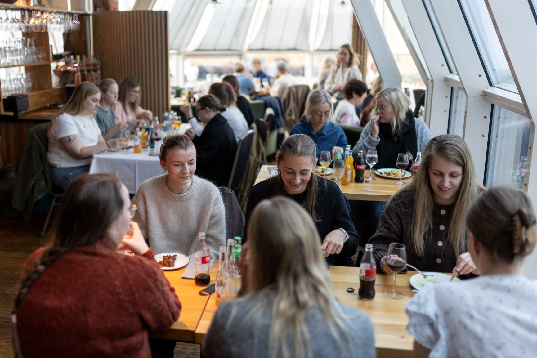 En gruppe mennesker som sitter ved bord