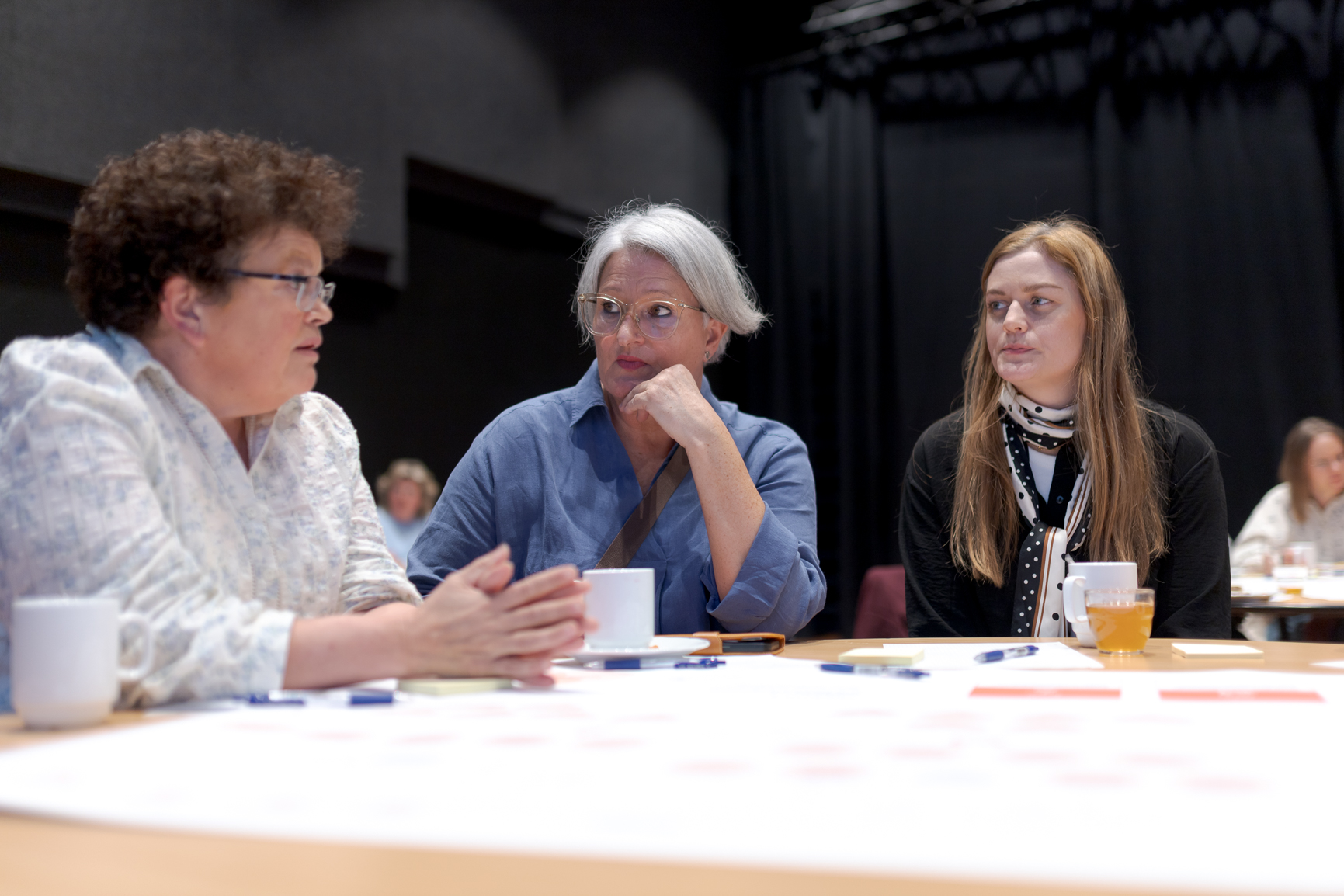 En gruppe mennesker som sitter ved et bord