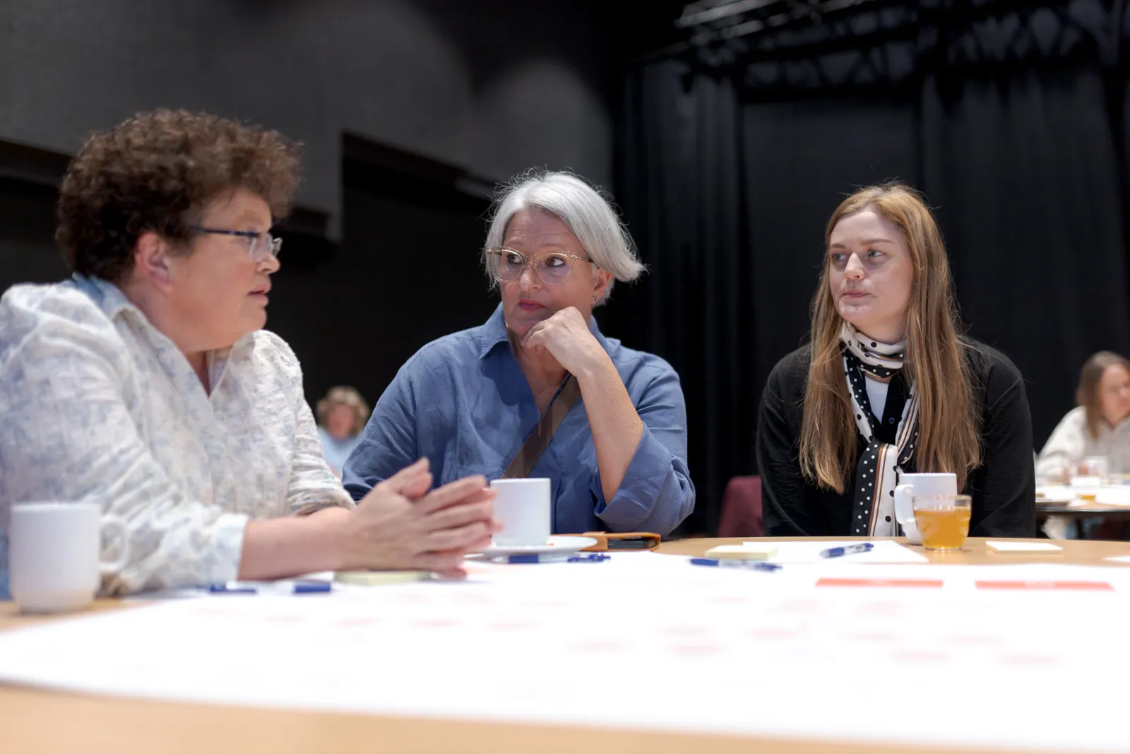 En gruppe mennesker som sitter ved et bord