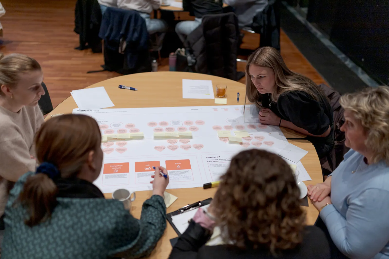 En gruppe kvinner som sitter rundt et bord
