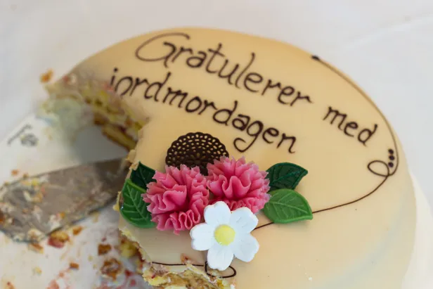 En kake med blomster på