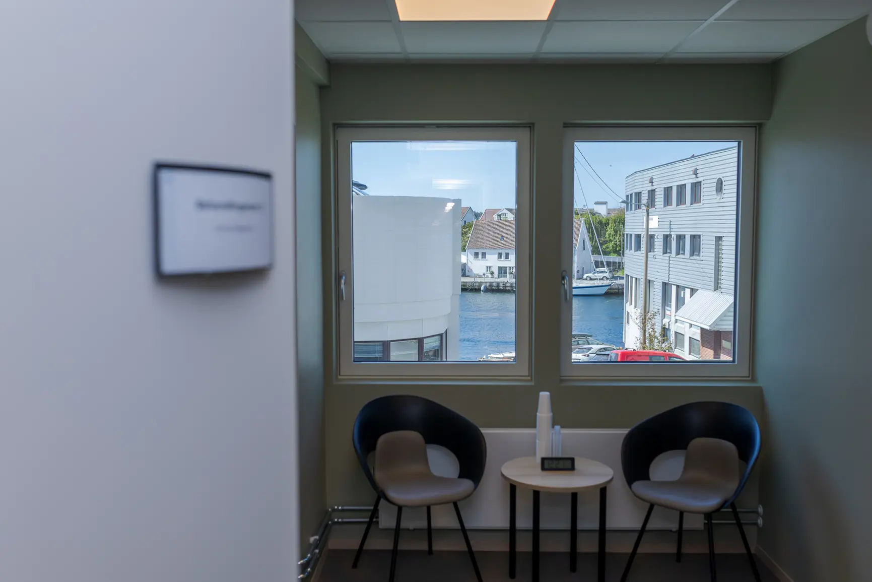 Et rom med bord og stoler