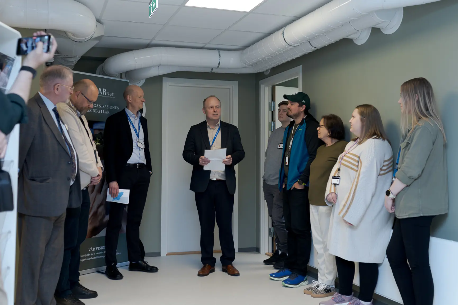 En gruppe mennesker som står i et rom