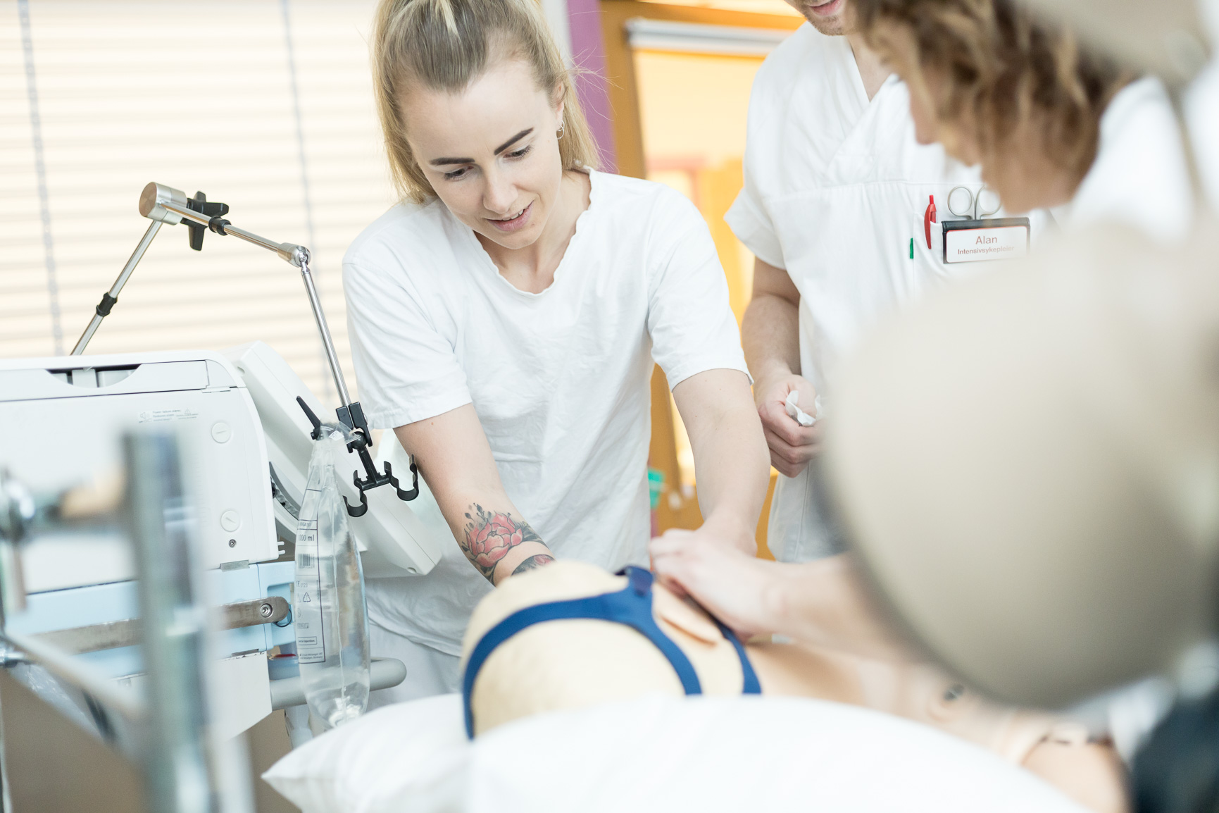 Sjukepleiar øvar på pasientdukke