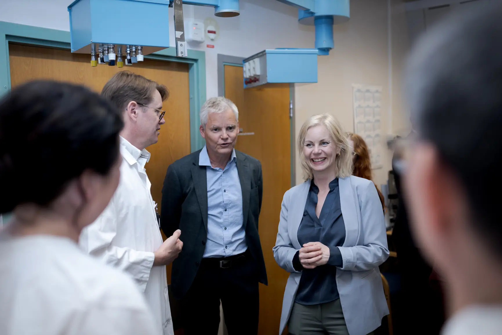 En gruppe mennesker som snakker