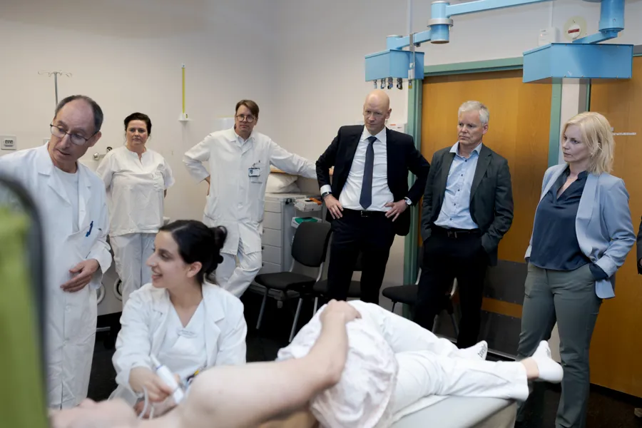 En gruppe personer i et rom