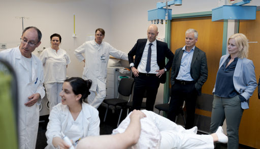 En gruppe personer i et rom