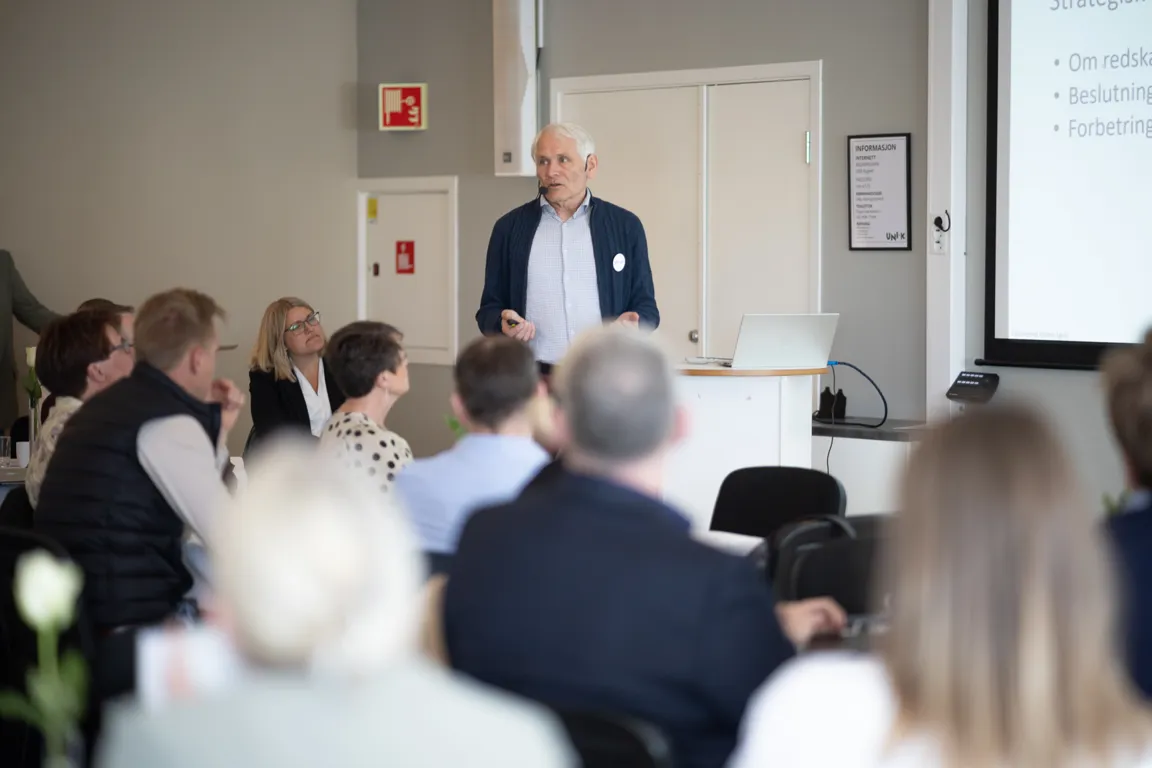 En person som snakker til en gruppe mennesker