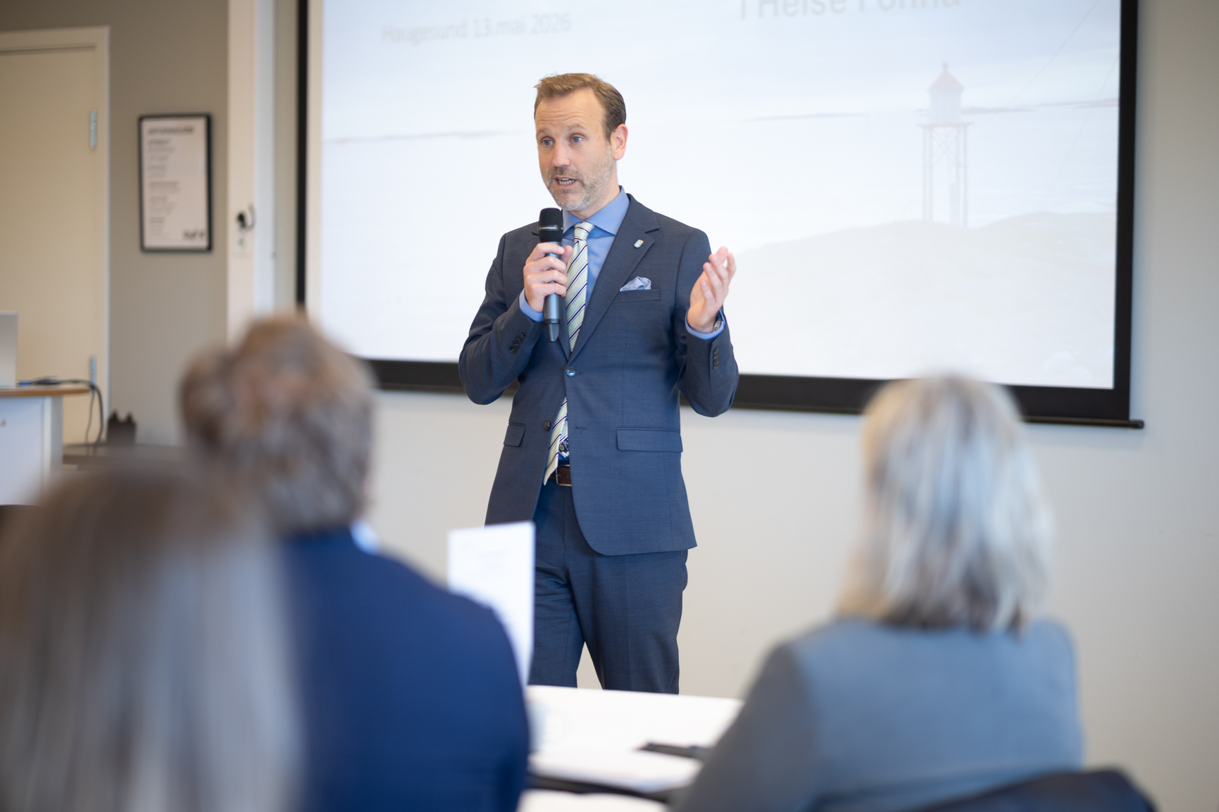 En mann som snakker til en gruppe mennesker