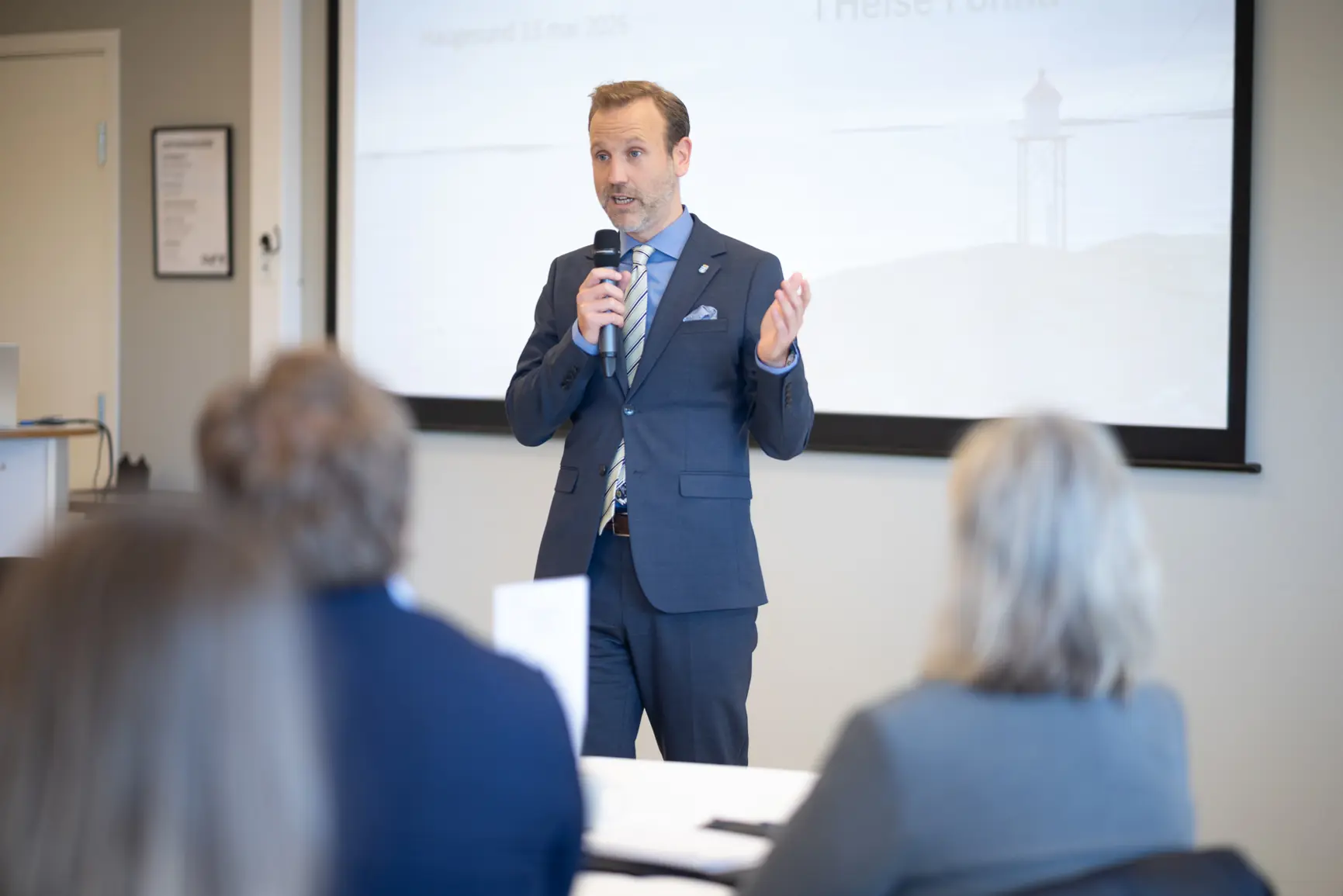 En mann som snakker til en gruppe mennesker