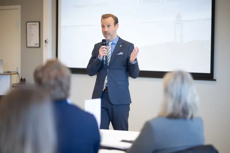 En mann som snakker til en gruppe mennesker