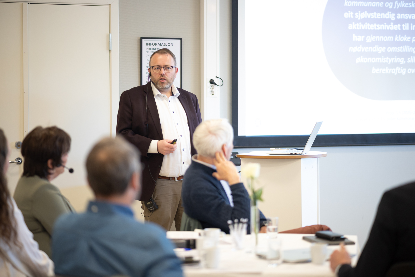 En mann som holder en presentasjon