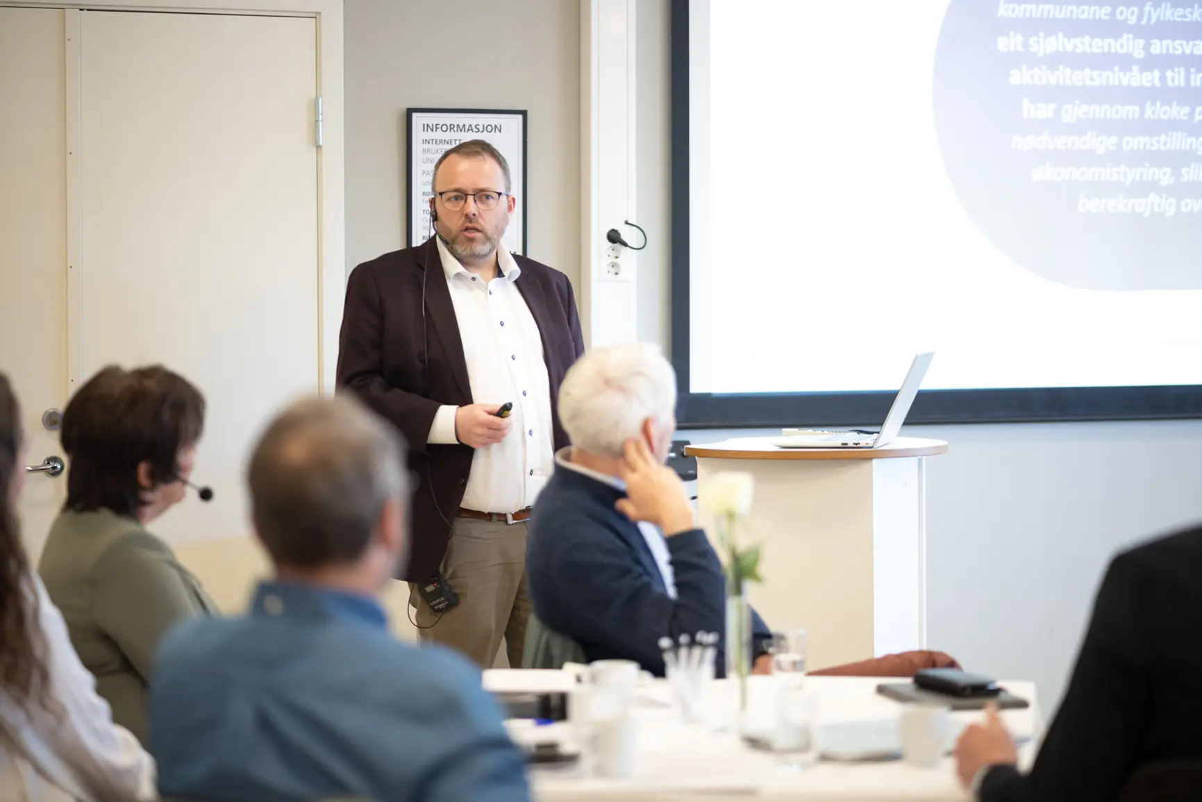 En mann som holder en presentasjon
