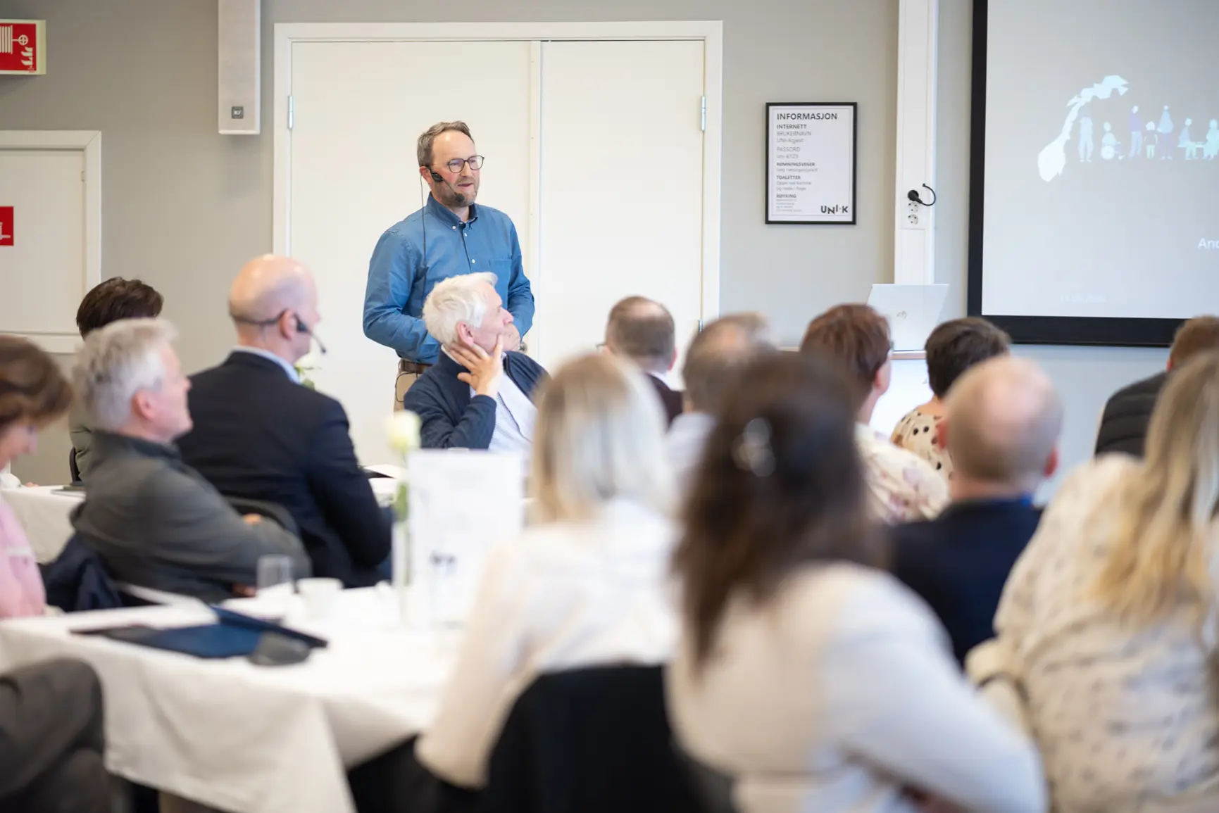En person som holder en presentasjon for en gruppe mennesker