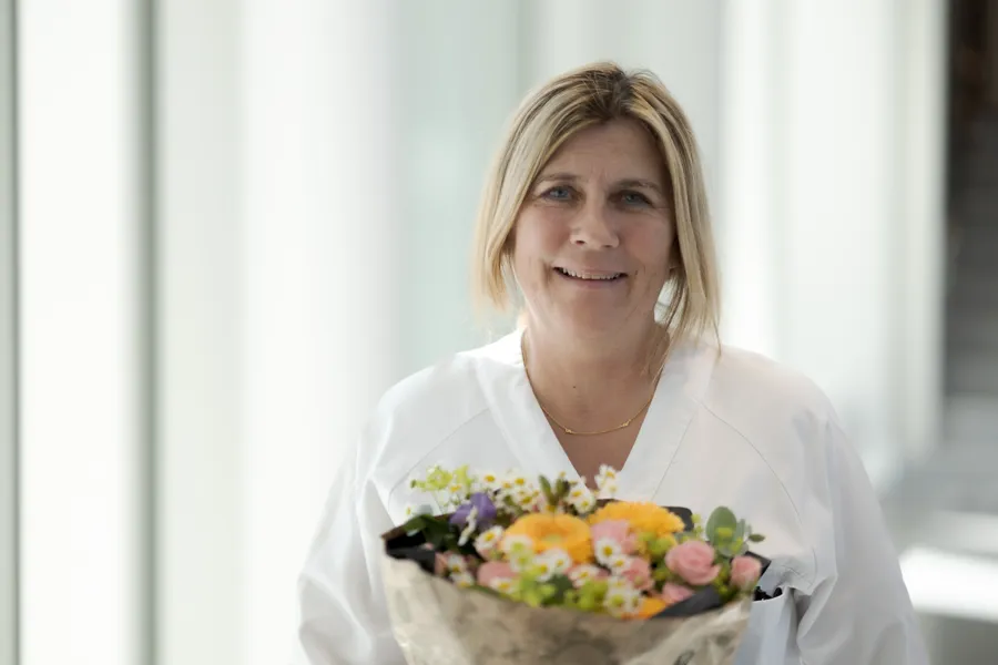 En kvinne som holder en blomsterbukett