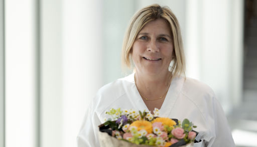 En kvinne som holder en blomsterbukett