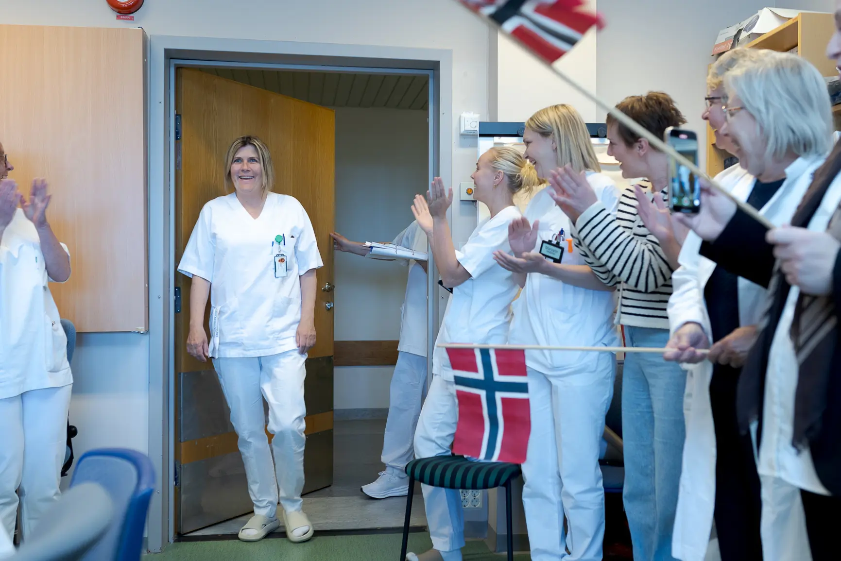 En gruppe personer i et rom